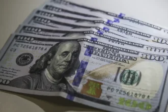 Dólar volta a R$ 5 com ambiente externo e ajuste pós-eleitoral